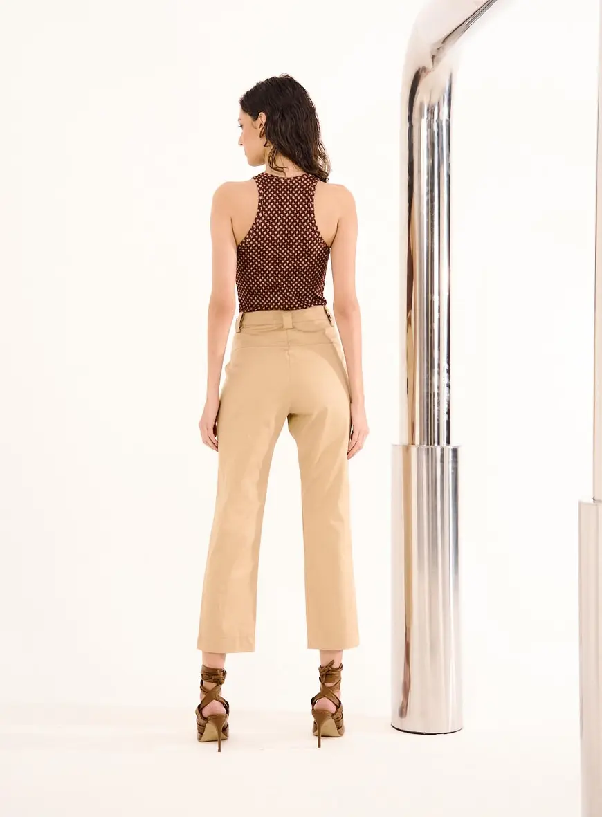 Calça Feminina Cropped Com Detalhe No Cós Marrom 3