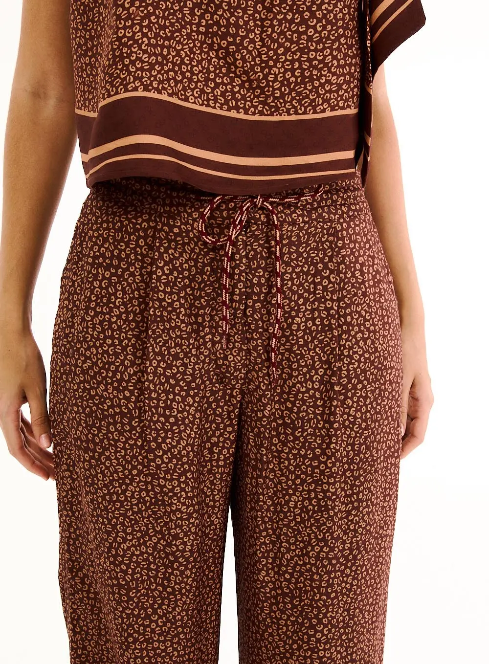 Calça Feminina Pantalona Com Estampa Mini Leopardo Estampados 2