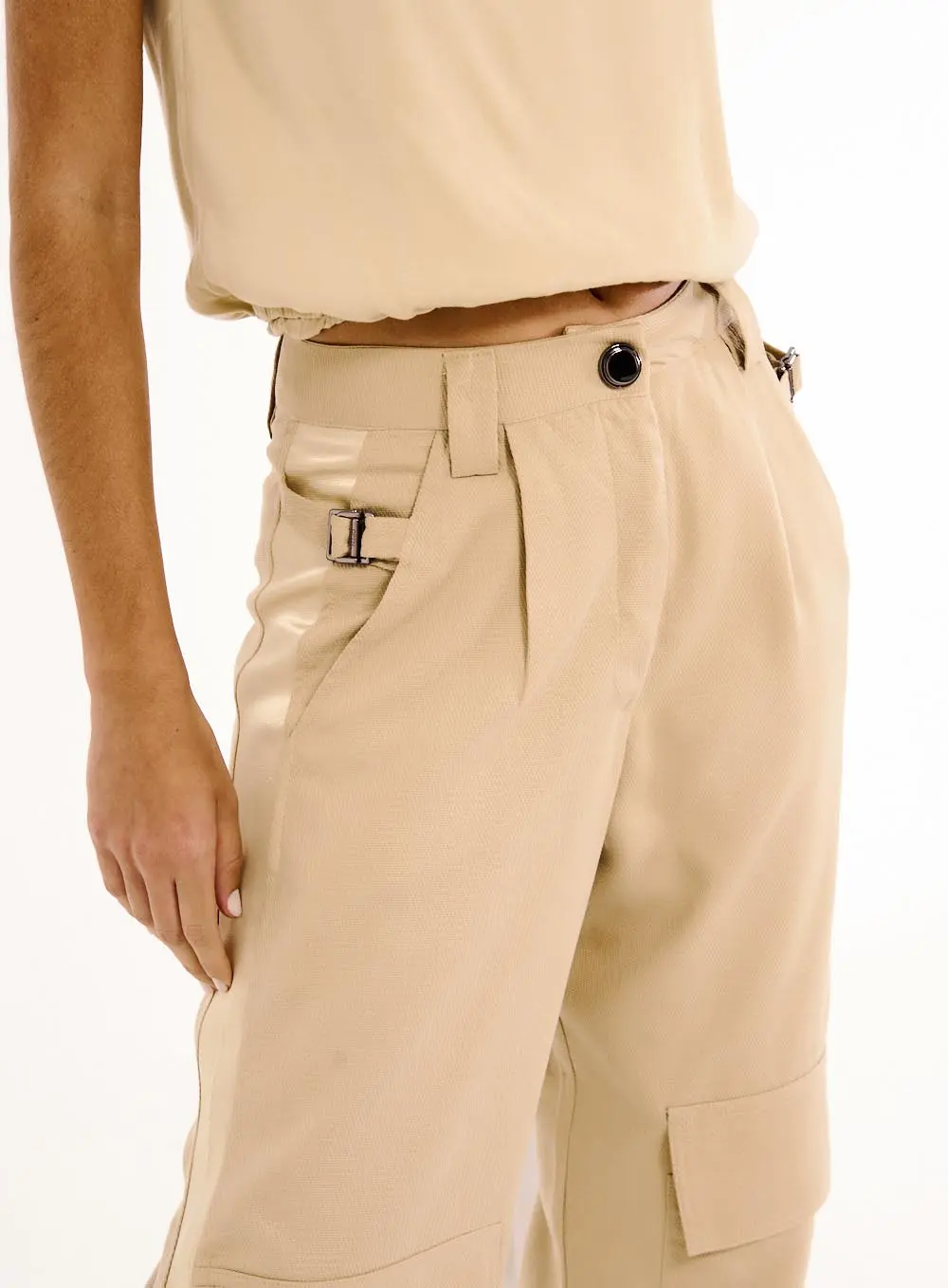 Calça Feminina Wide Leg Com Bolsos Cargo Bege 2