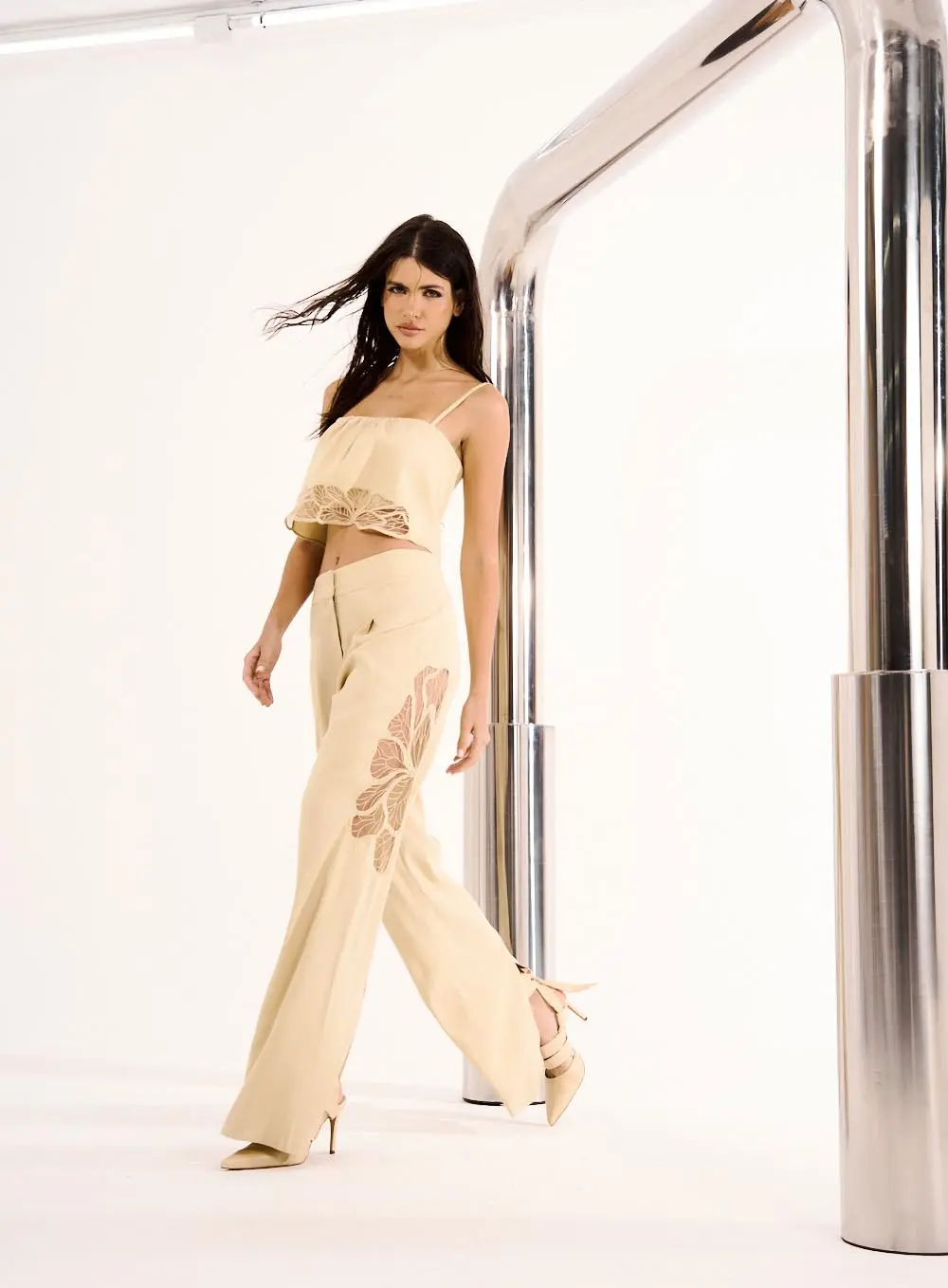 Calça Feminina Wide Leg Bordado Vazado Bege 1