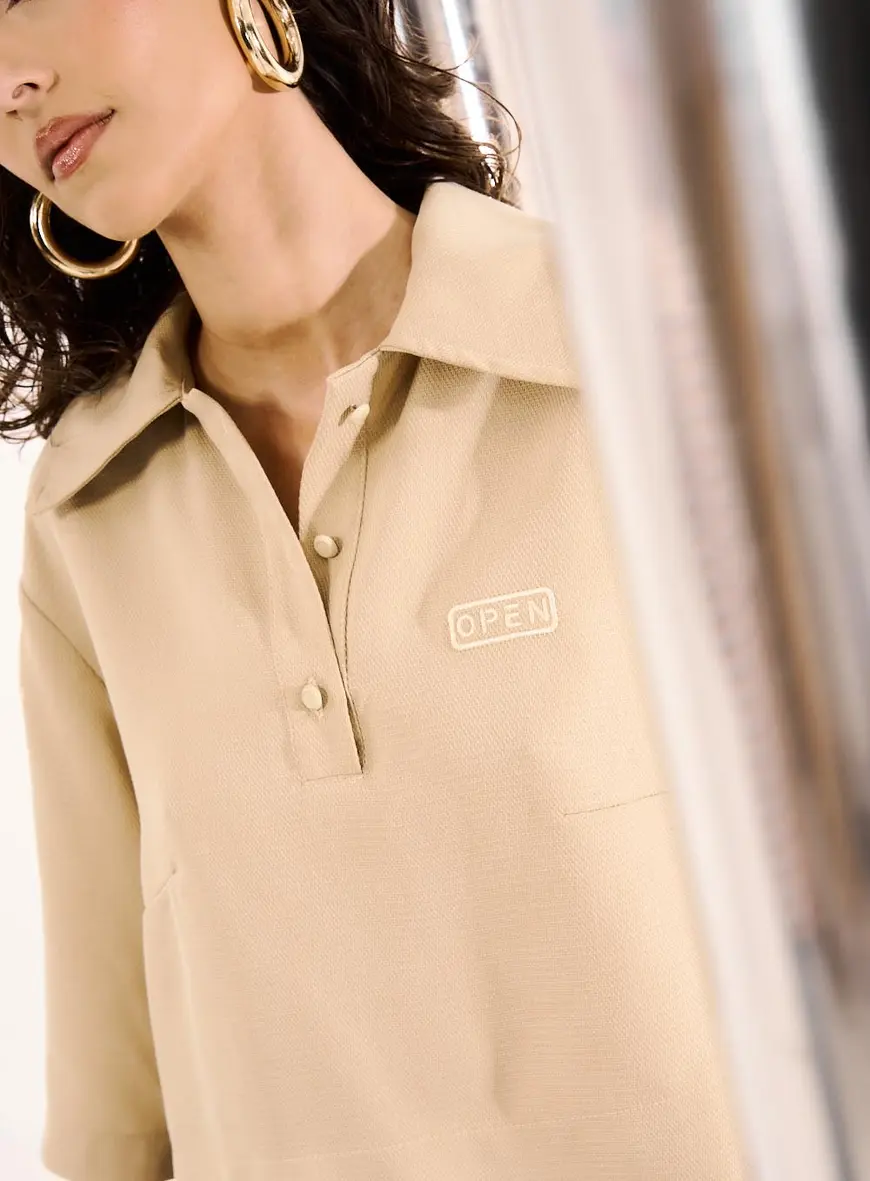 Blusa Feminina Polo Logo Bordado Bege 2