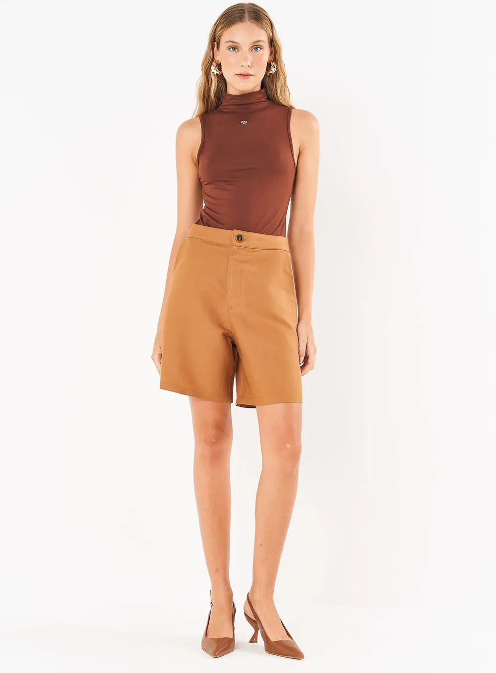 Blusa Feminina Reta Gola Alta E Sem Mangas Marrom