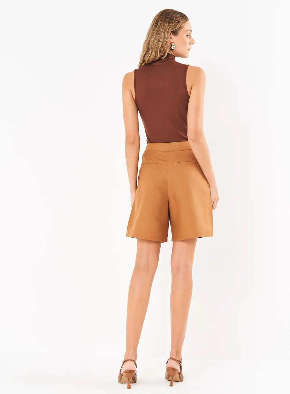 Blusa Feminina Reta Gola Alta E Sem Mangas Marrom