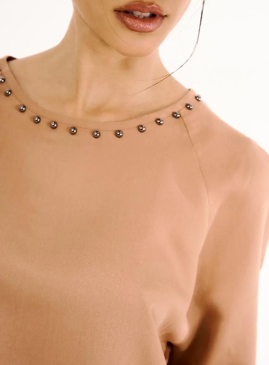 Blusa Feminina Com Bordado Manual Marrom 2