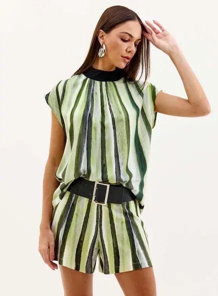 Blusa Feminina Estampada Gola Alta Contrastante
