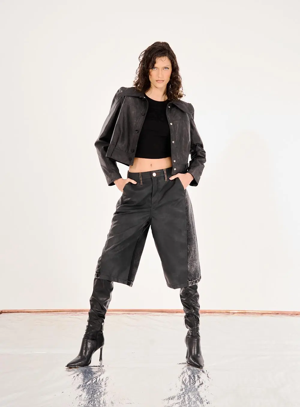 Jaqueta Feminina Cropped Washed Black Cinza 2