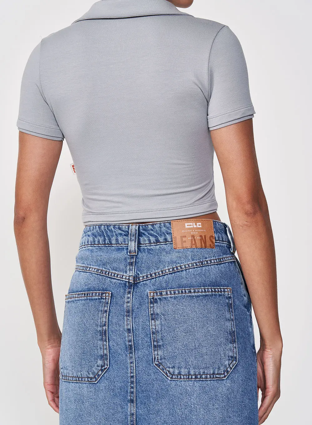 Blusa Feminina Slim Gola Polo Decote V Com Logo Cinza 4