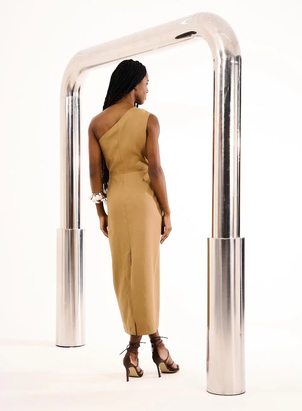 Vestido Midi Linho Um Ombro Só Marrom 3