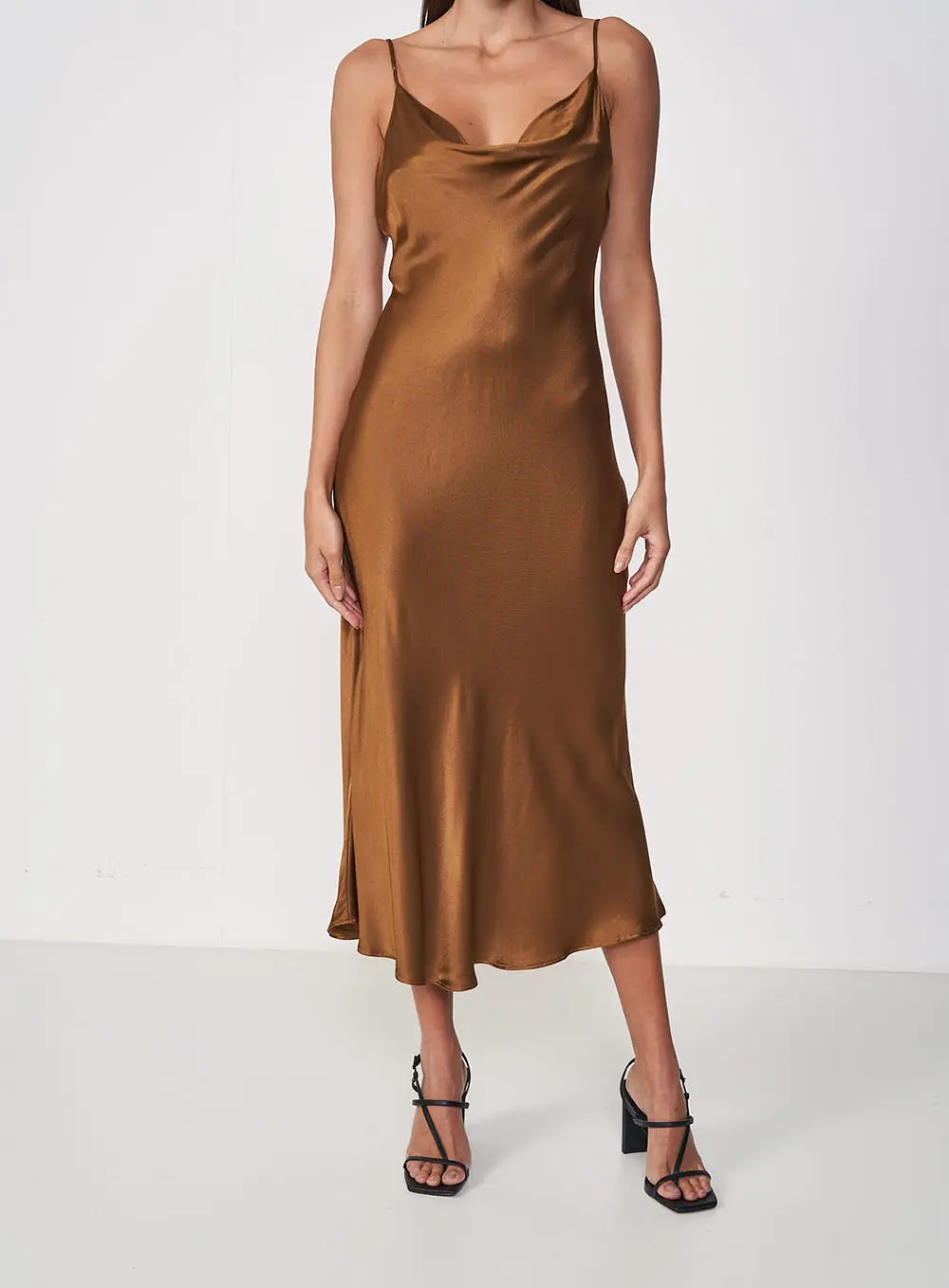 Vestido Midi Fluído Degagê Acetinado Marrom
