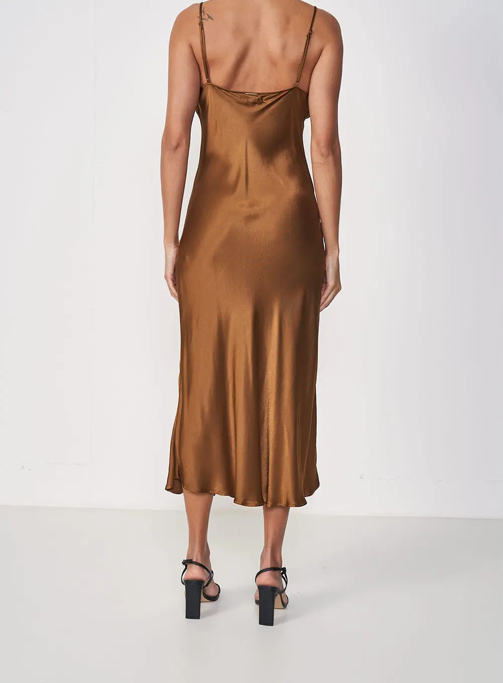 Vestido Midi Fluído Degagê Acetinado Marrom