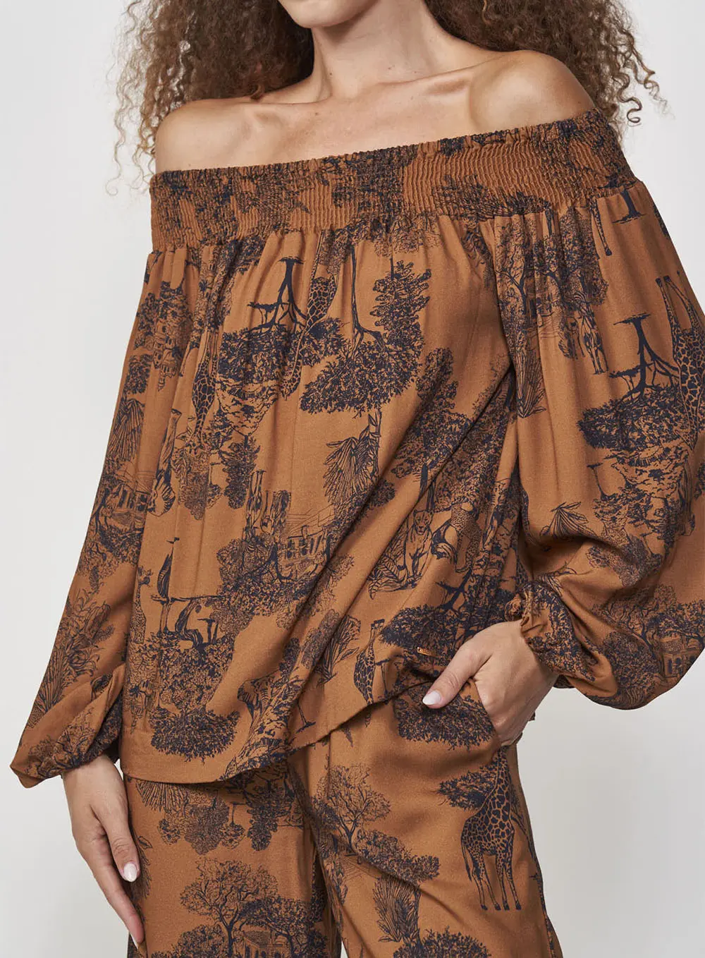 Blusa Solta E Fluida Ombro A Ombro Com Elastex Estampados