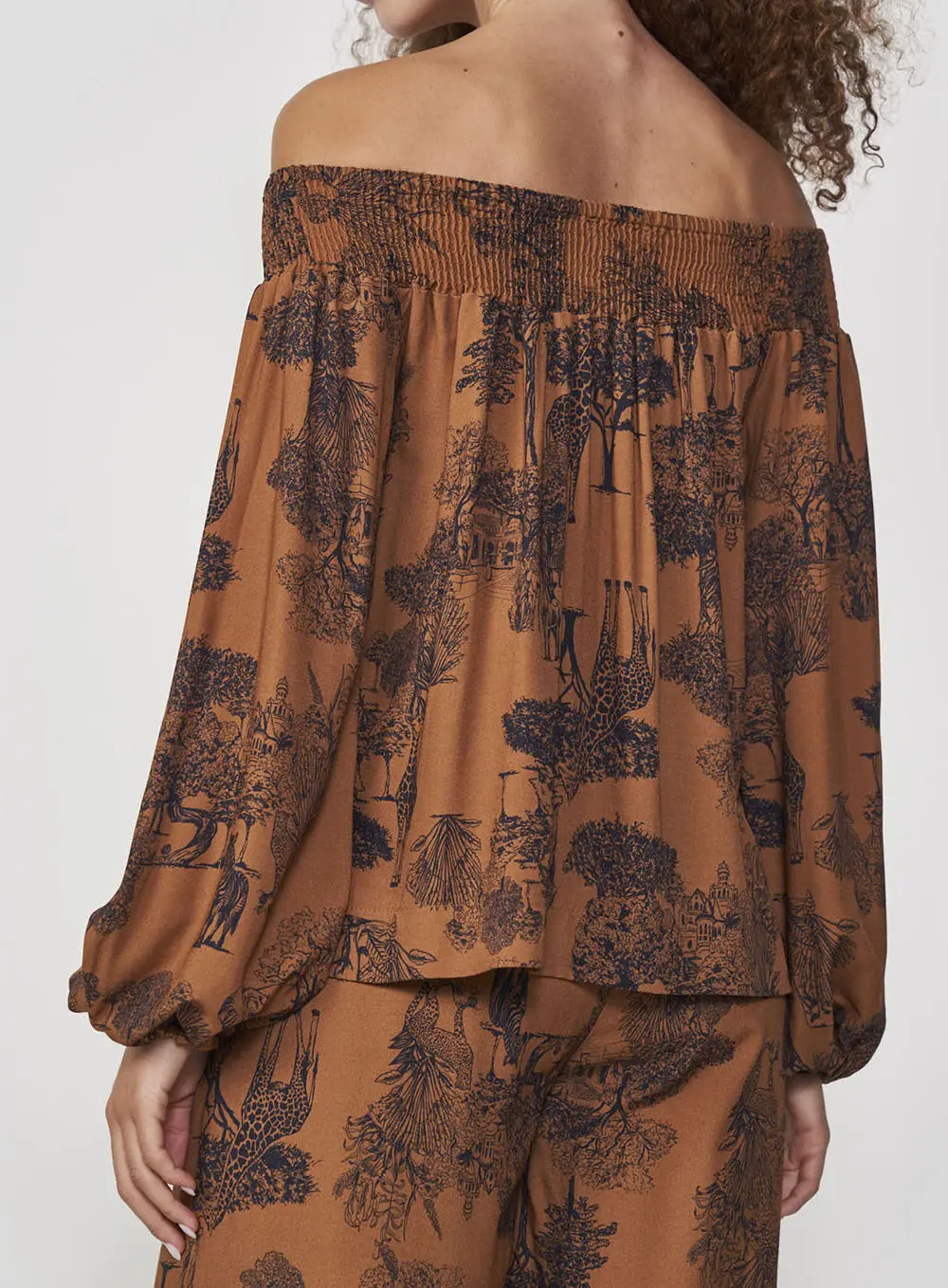 Blusa Solta E Fluida Ombro A Ombro Com Elastex Estampados