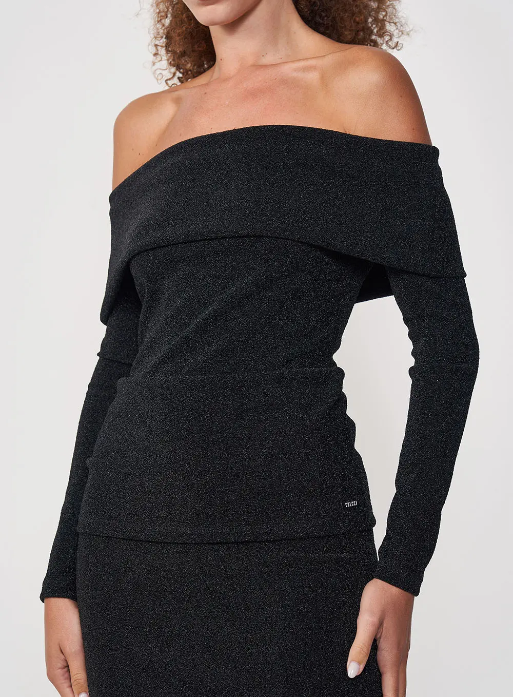 Blusa Metalizada Ombro A Ombro Com Brilho Preto