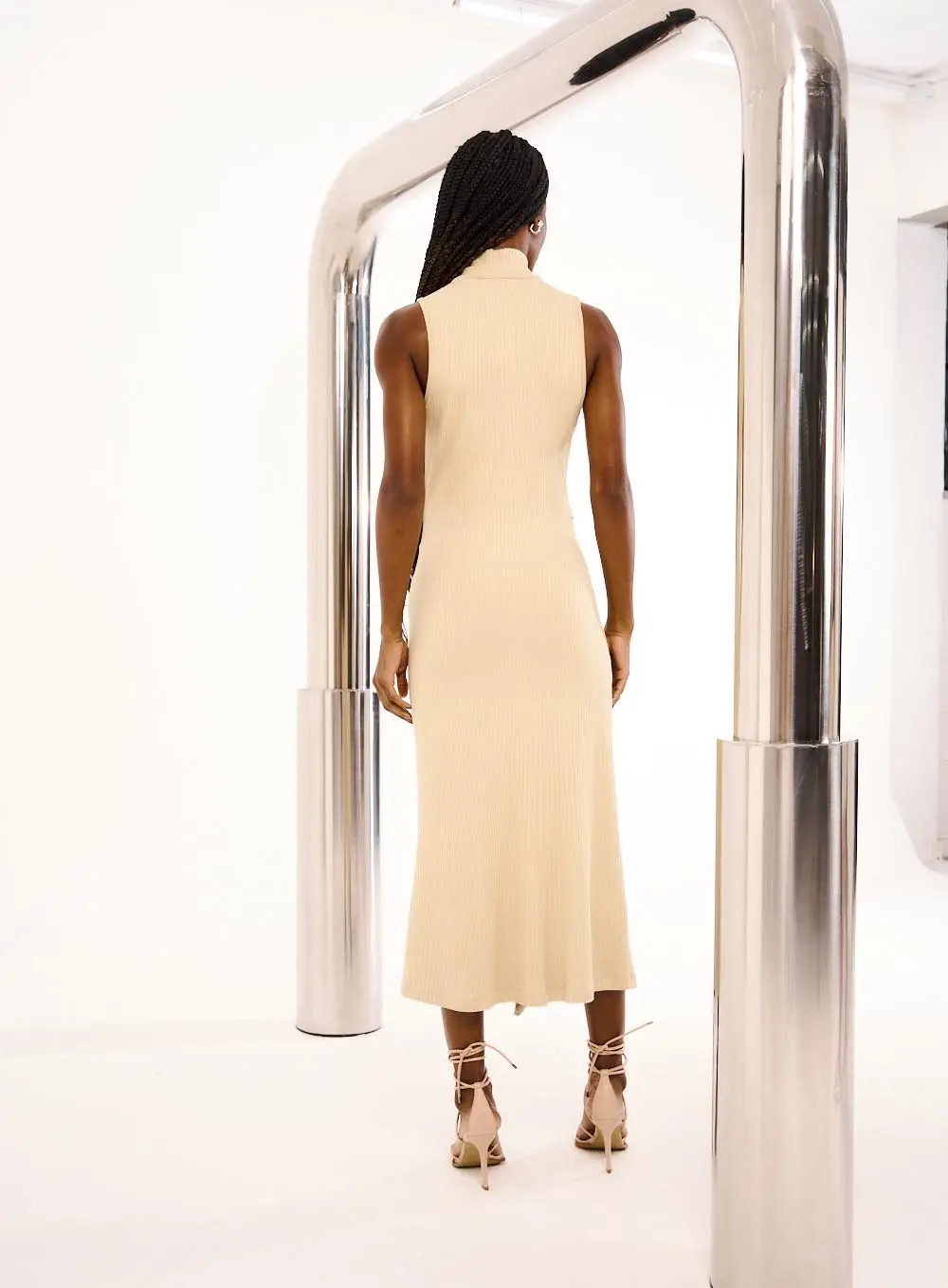 Vestido Canelado Com Fenda Frontal Bege 3