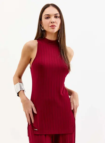 Blusa Feminina Slim Gola Alta Com Fenda
