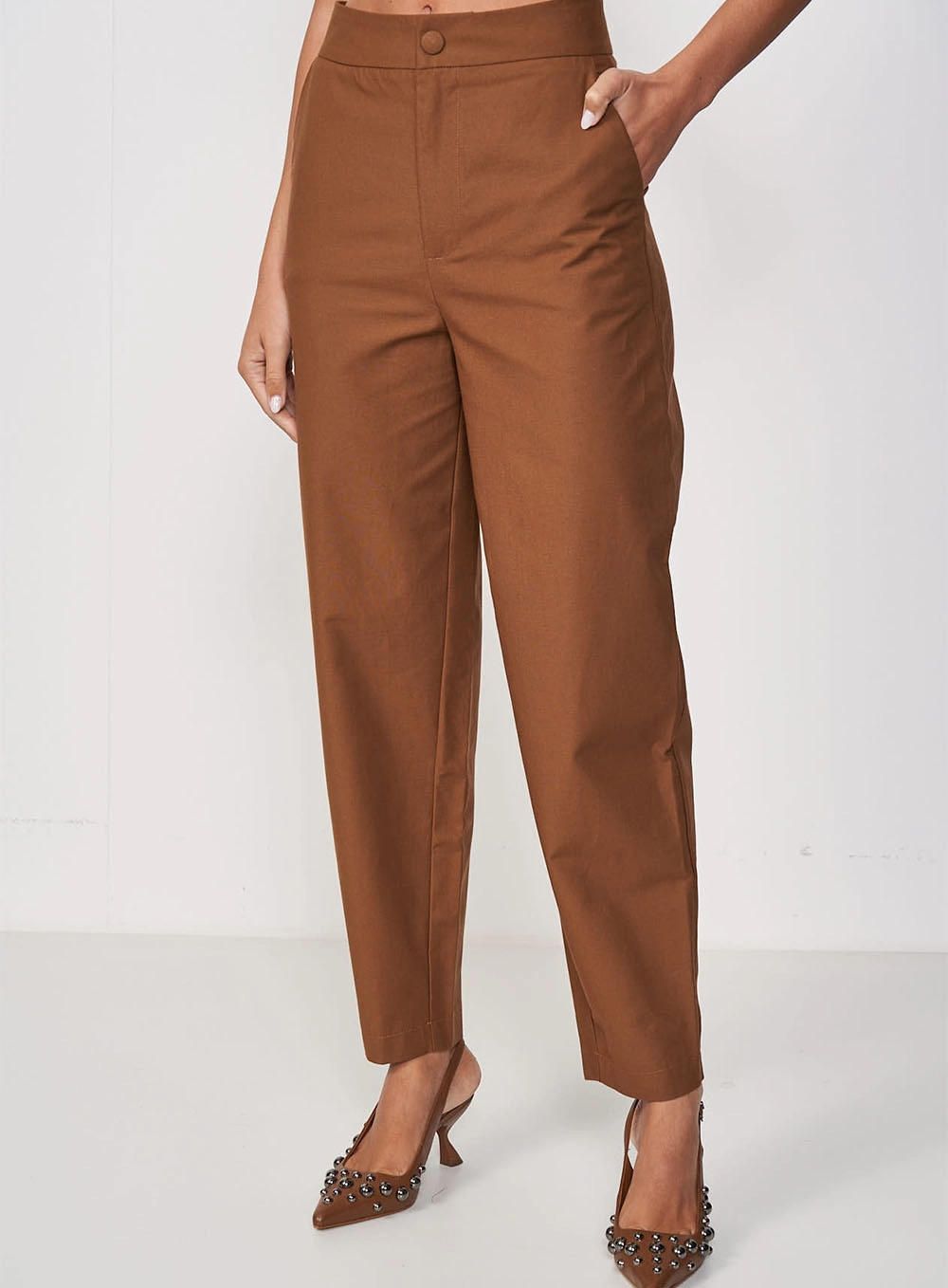 Calça Feminina Alfaiataria Modelo Cenoura Marrom