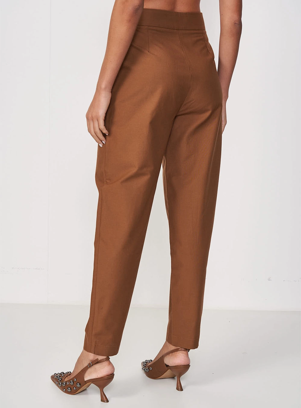 Calça Feminina Alfaiataria Modelo Cenoura Marrom