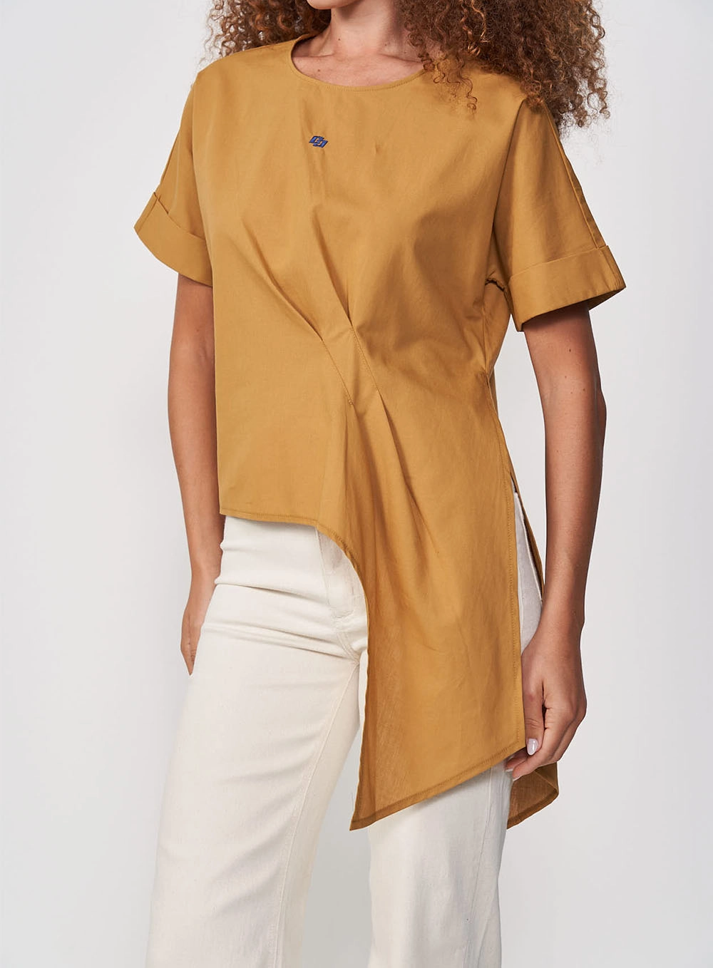 Camiseta Feminina Assimétrica Com Detalhe Drapeado Marrom Ebbela