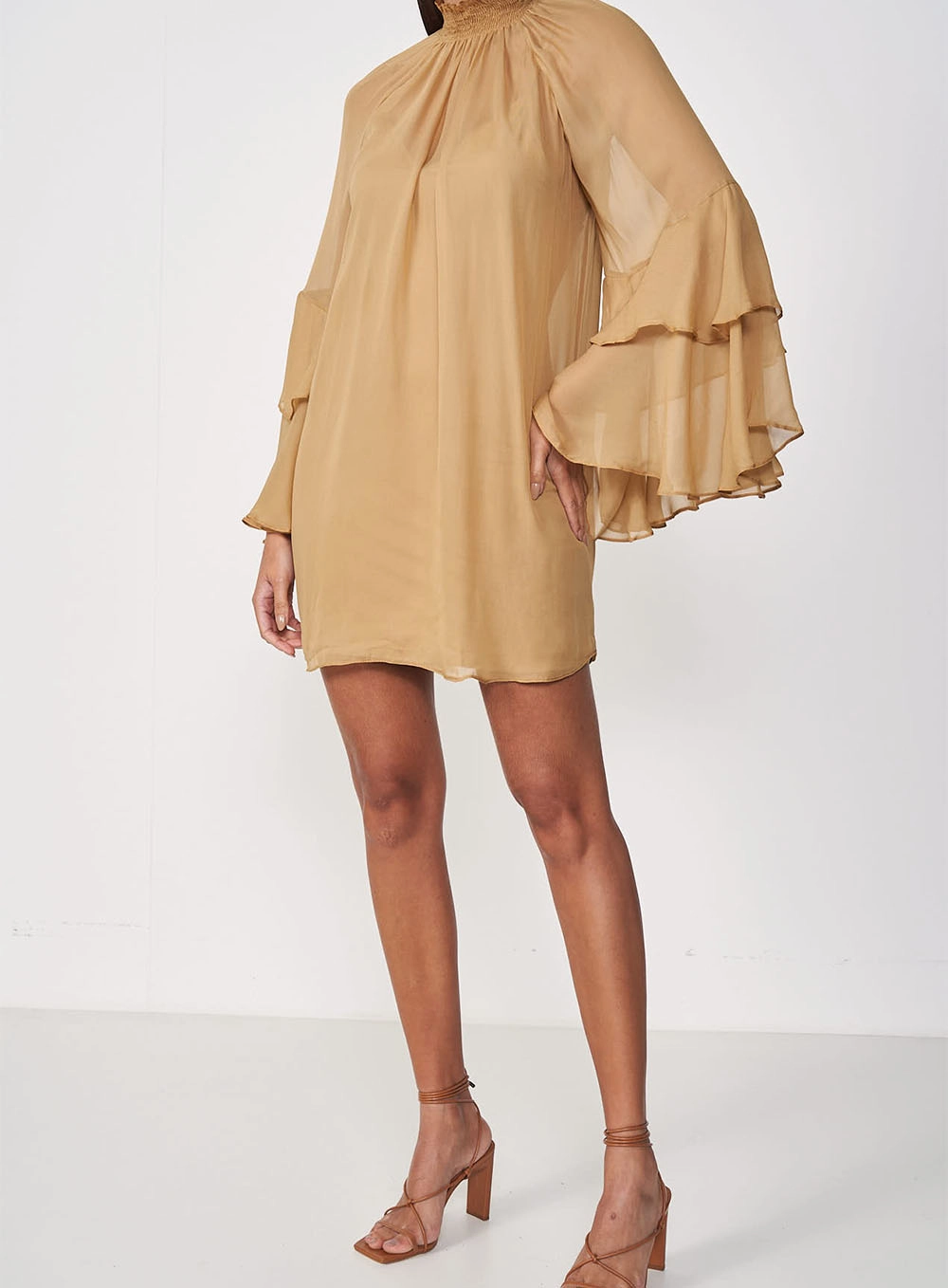 Vestido Fluido Gola Alta E Manga Com Babados Bege Soybean