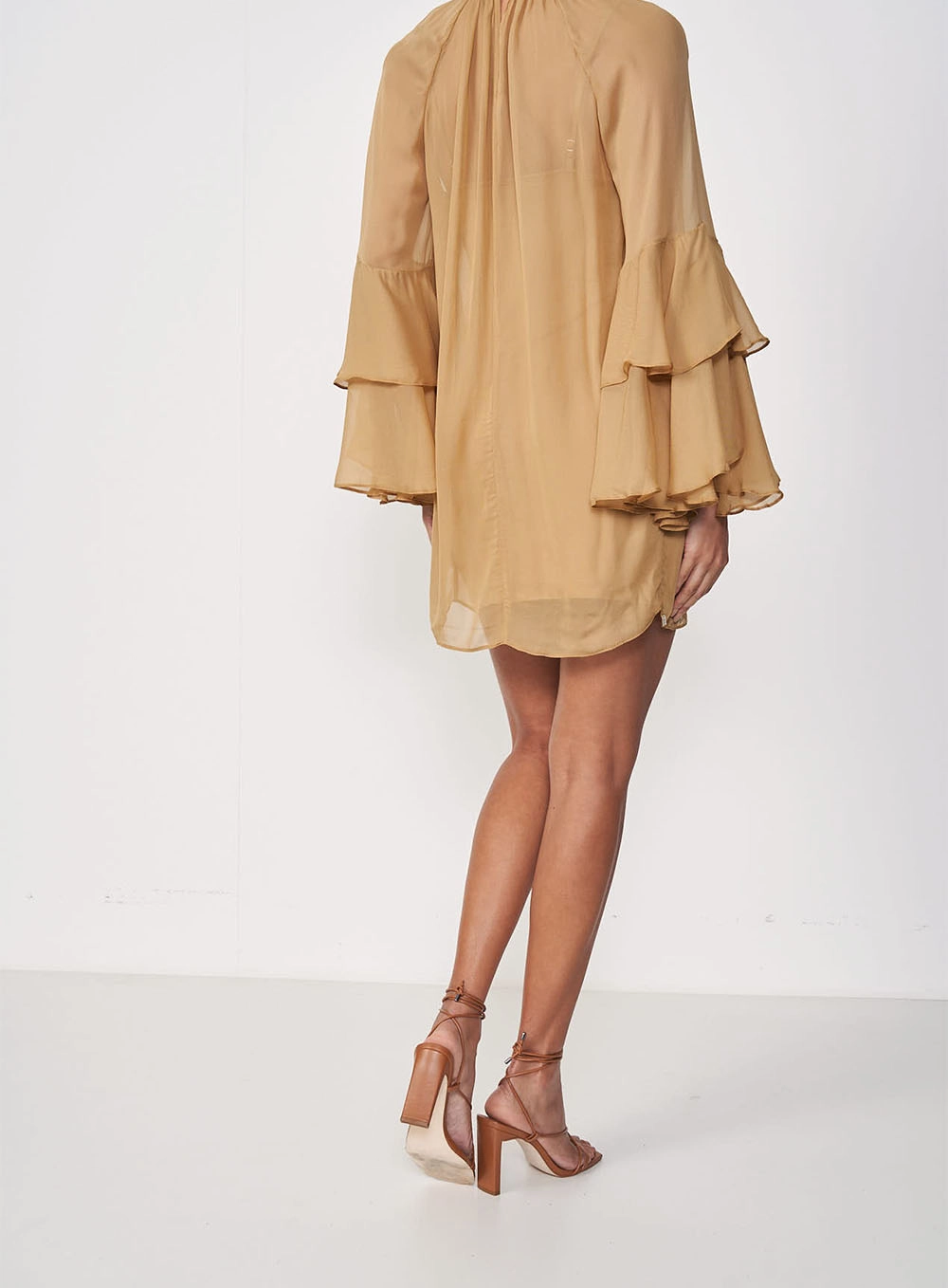Vestido Fluido Gola Alta E Manga Com Babados Bege Soybean