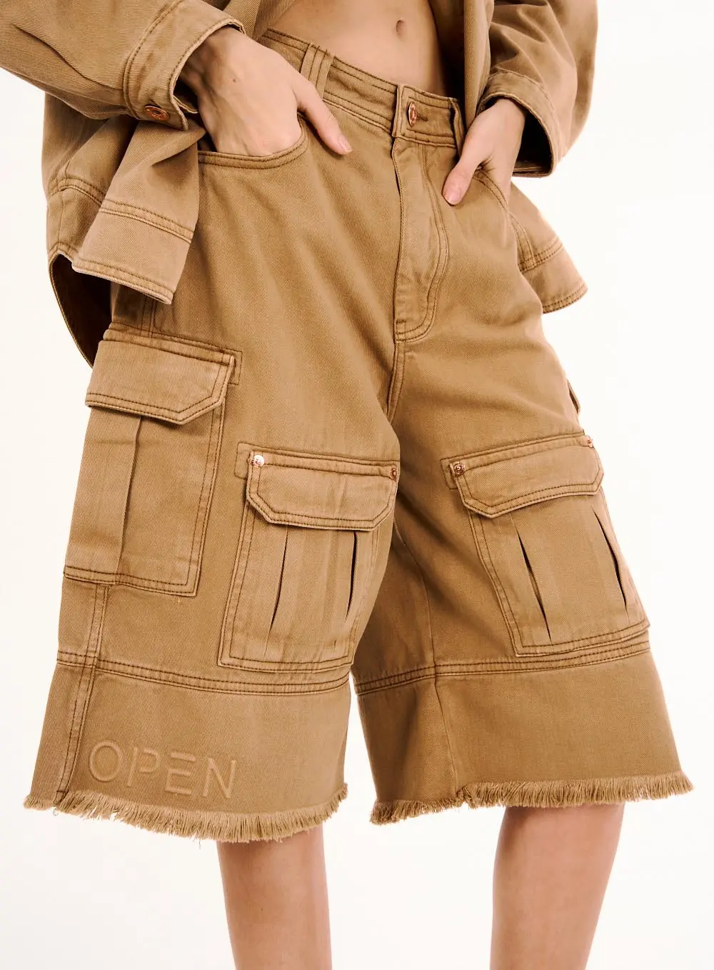 Bermuda Feminina Sarja Com Bolsos Cargo Comfort Marrom 2
