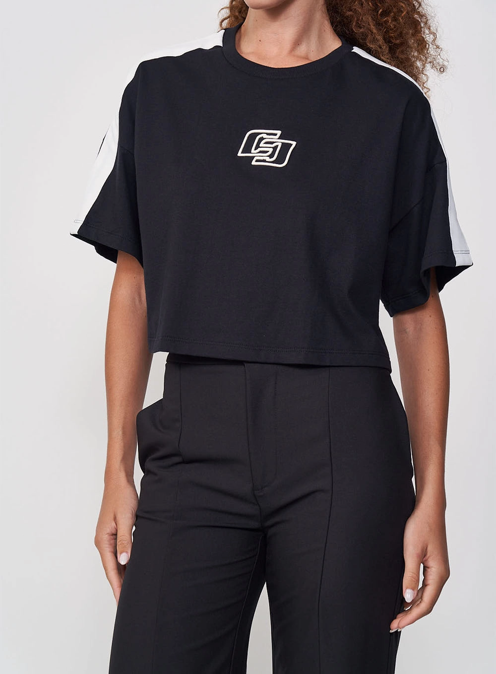 Camiseta Feminina Com Detalhe Em Listras E Logo Preto