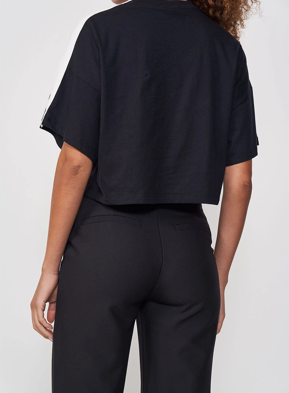 Camiseta Feminina Com Detalhe Em Listras E Logo Preto