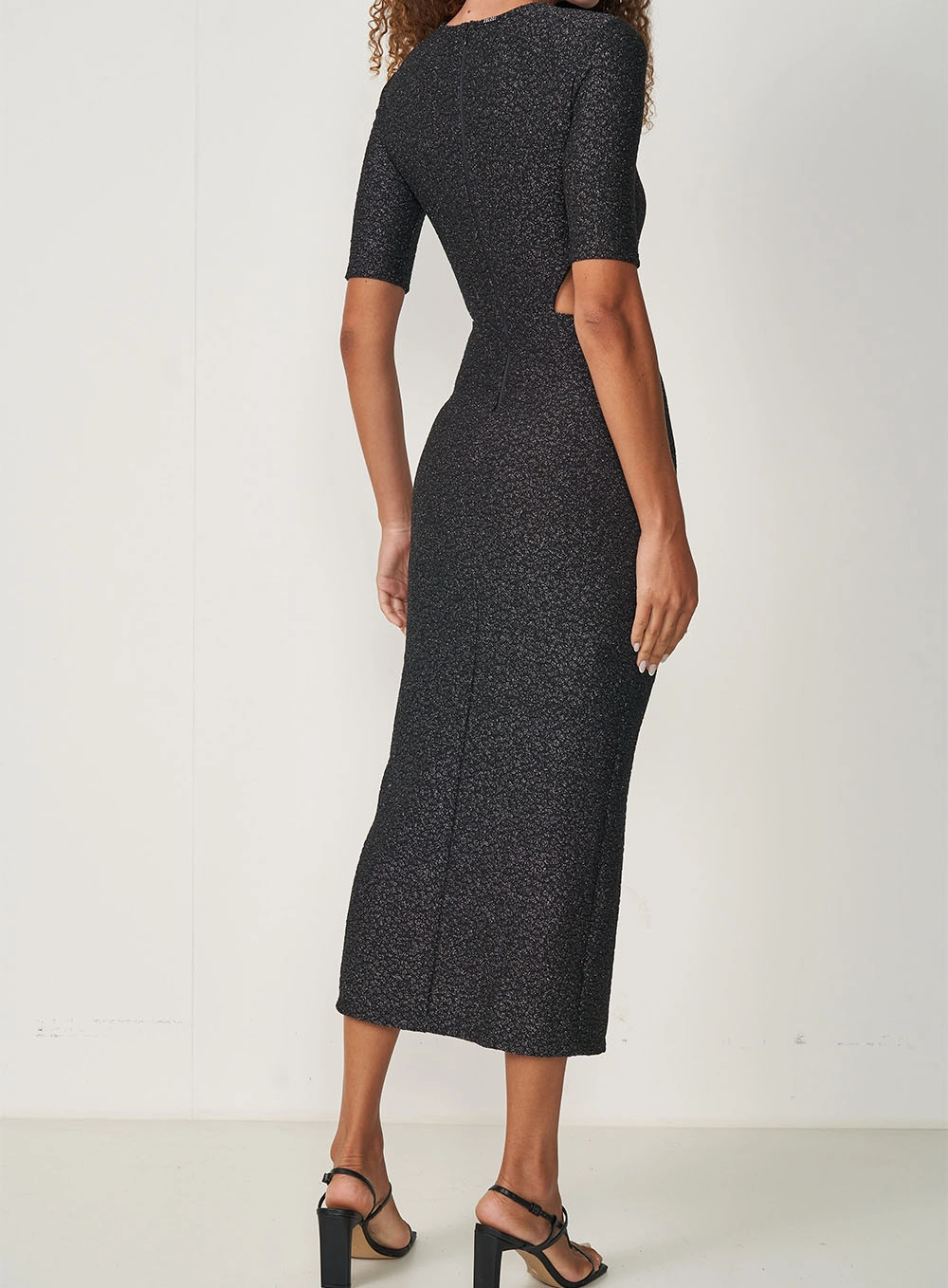 Vestido Metalizado Midi Justo Com Recorte E Brilho Preto