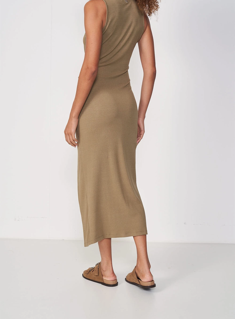 Vestido Canelado Midi Com Fenda Bege Misk