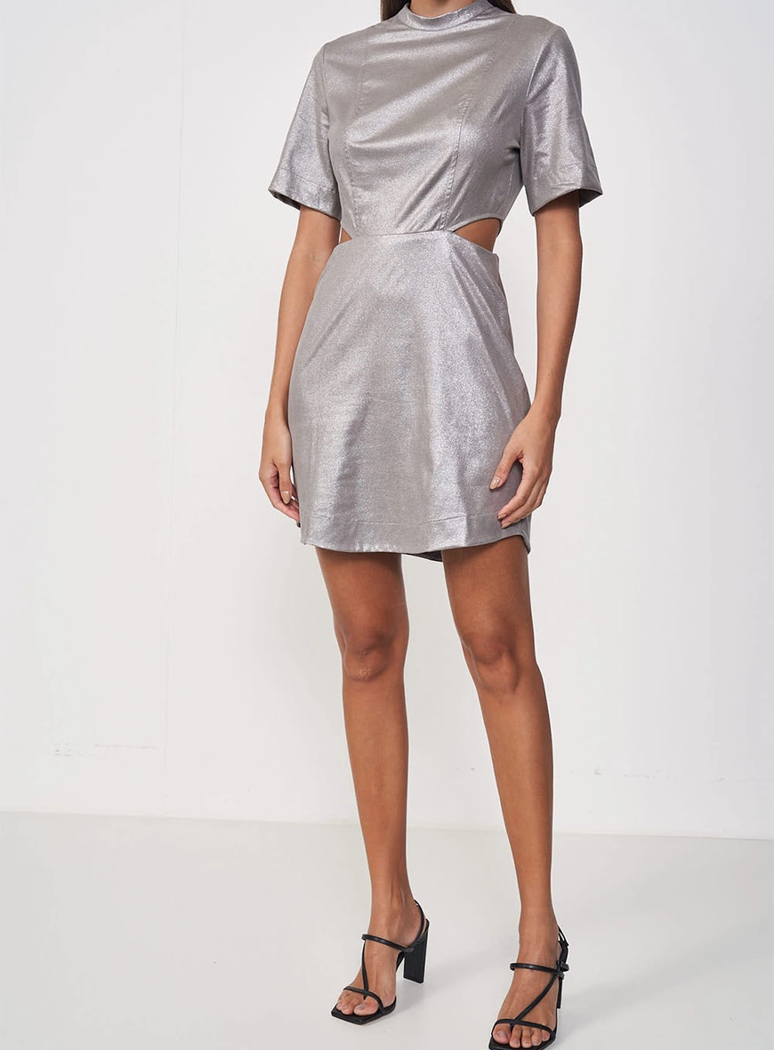 Vestido Metalizado Com Recortes Acinturados