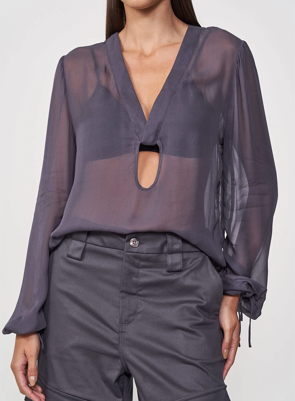 Blusa Feminina Flowy Com Decote V Vazado CINZA
