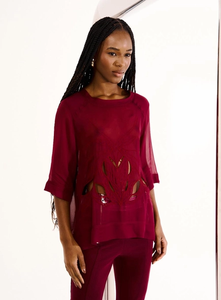 Blusa Feminina Com Bordados Vazados