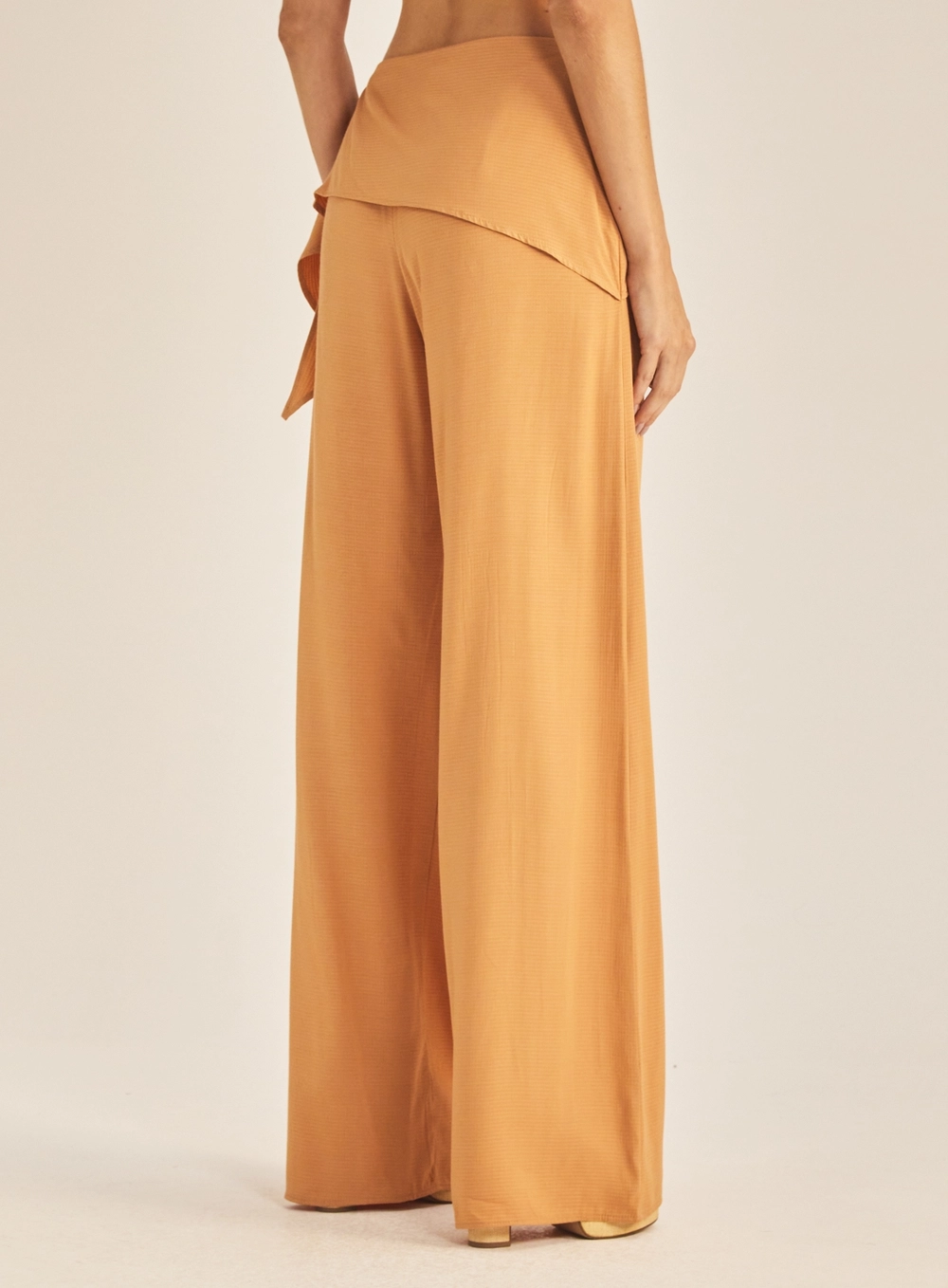 Calça Feminina Pantalona Fluida Com Amarração Bege 4
