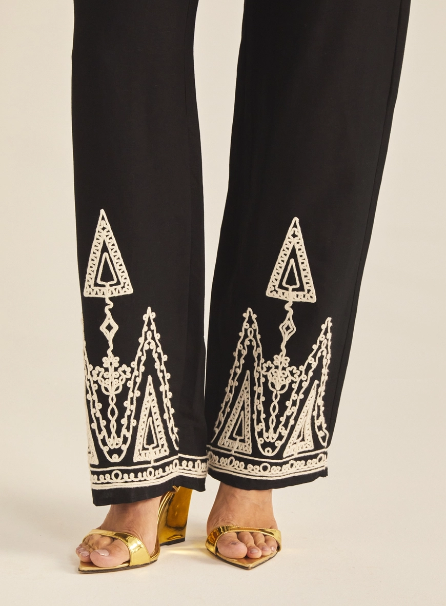 Calça Feminina Alfaiataria Reta Linho Com Detalhe Preto 3