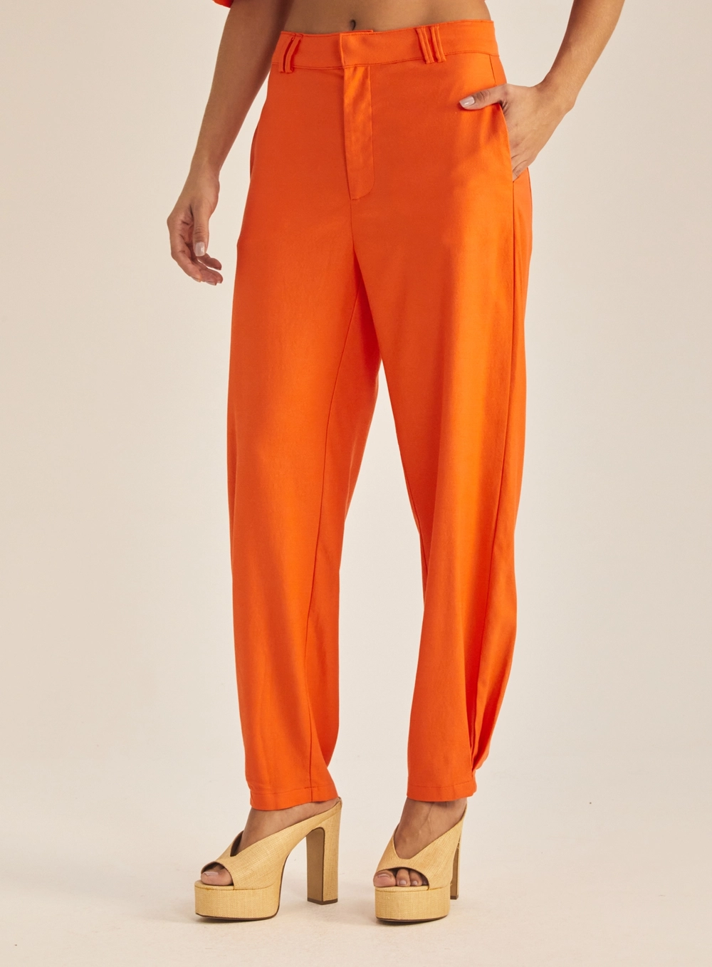 Calça Feminina Alfaiataria Cenoura Vibrante Laranja 2