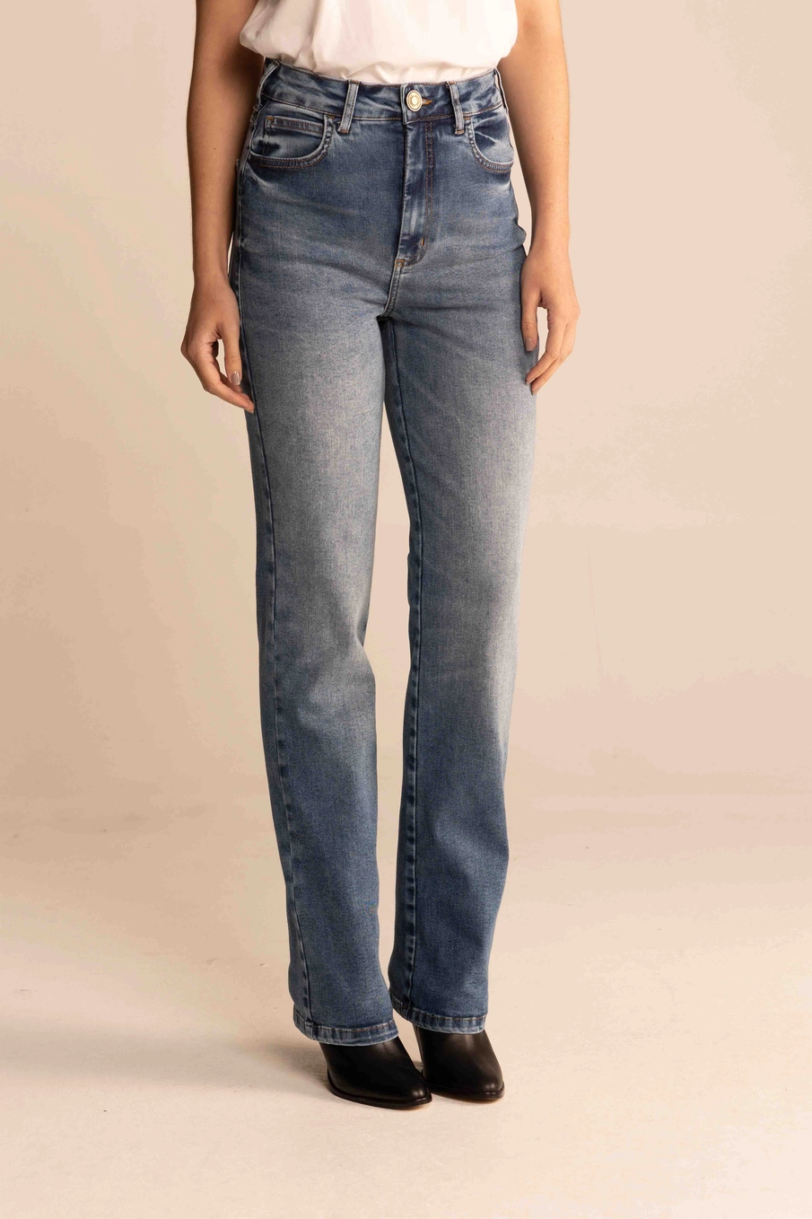 Calça Jeans Feminina Reta Slim Lavagem Média Índigo 2