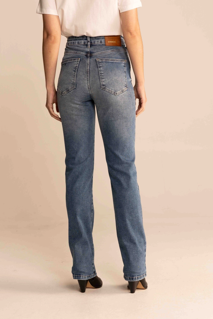 Calça Jeans Feminina Reta Slim Lavagem Média Índigo 4