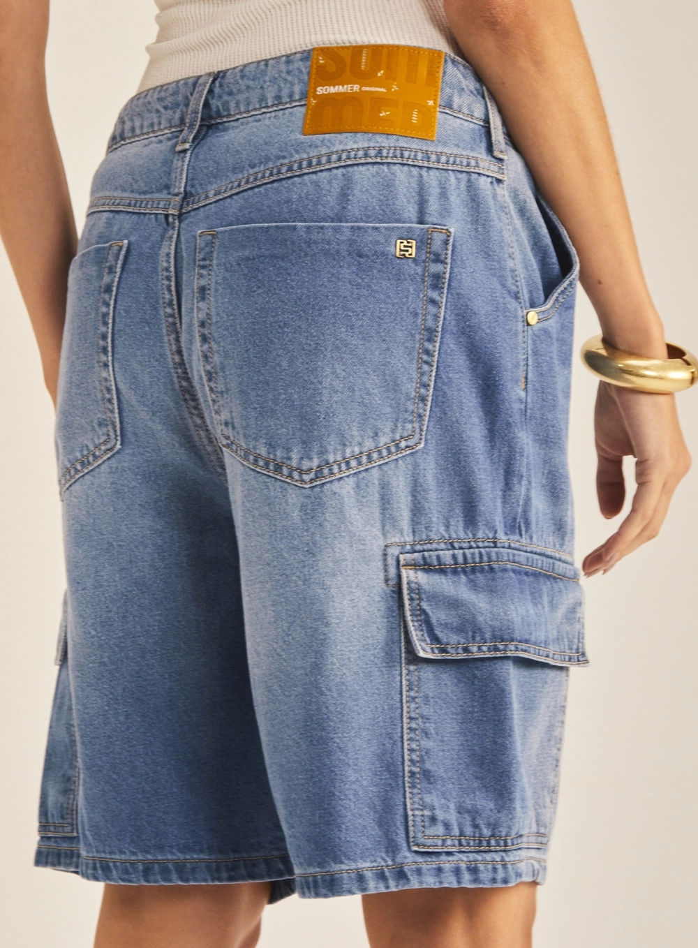 Bermuda Jeans Feminina Boyfriend Com Bolsos Cargo Índigo 3