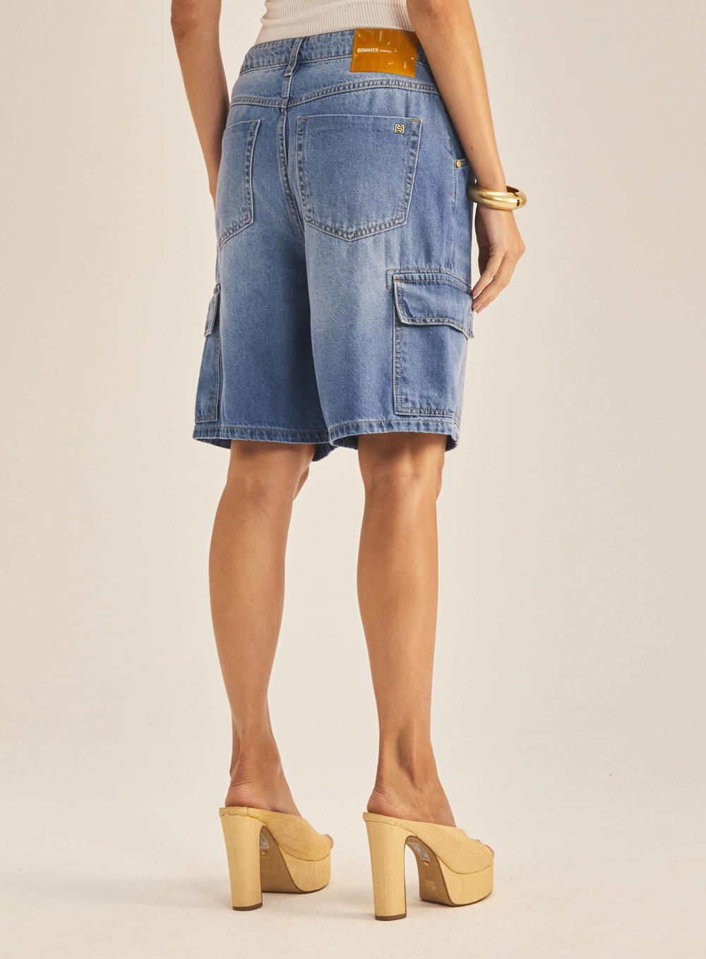 Bermuda Jeans Feminina Boyfriend Com Bolsos Cargo Índigo 4