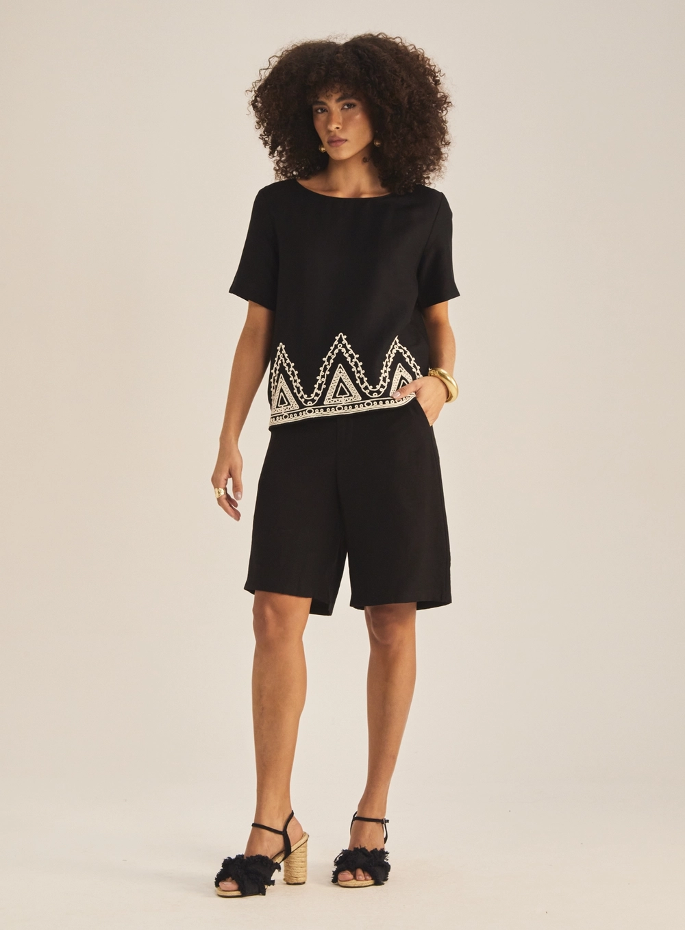 Bermuda Feminina Alfaiataria Com Bolsos Faca Preto 1