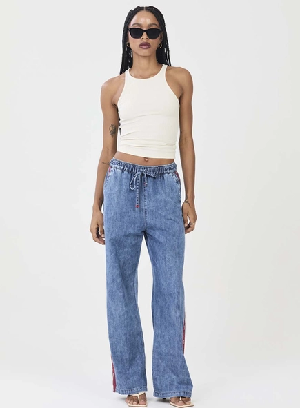 Calça Jeans Pantalona Com Detalhe Logo