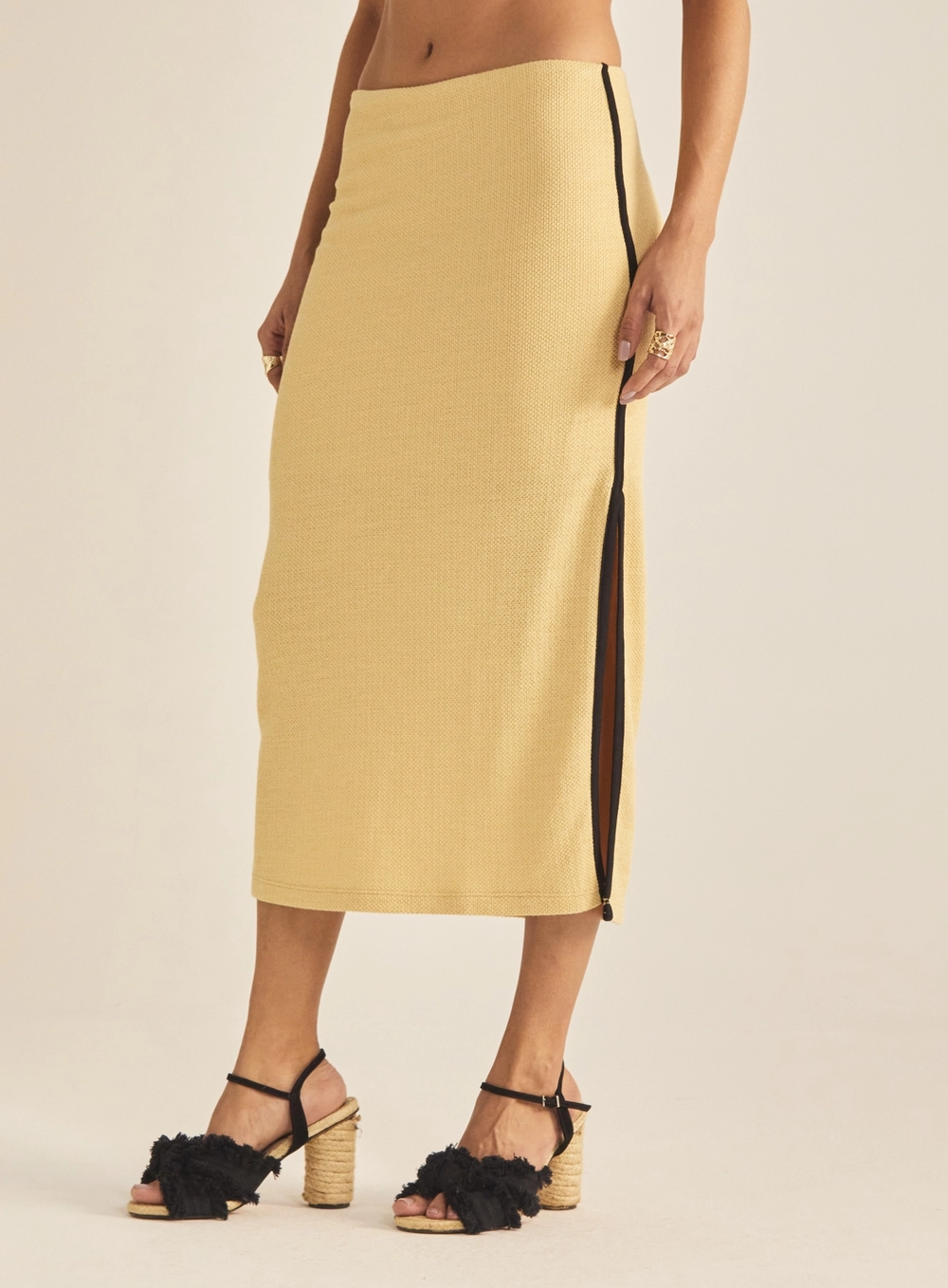 Saia Slim Com Fenda E Faixa Lateral Bege 2
