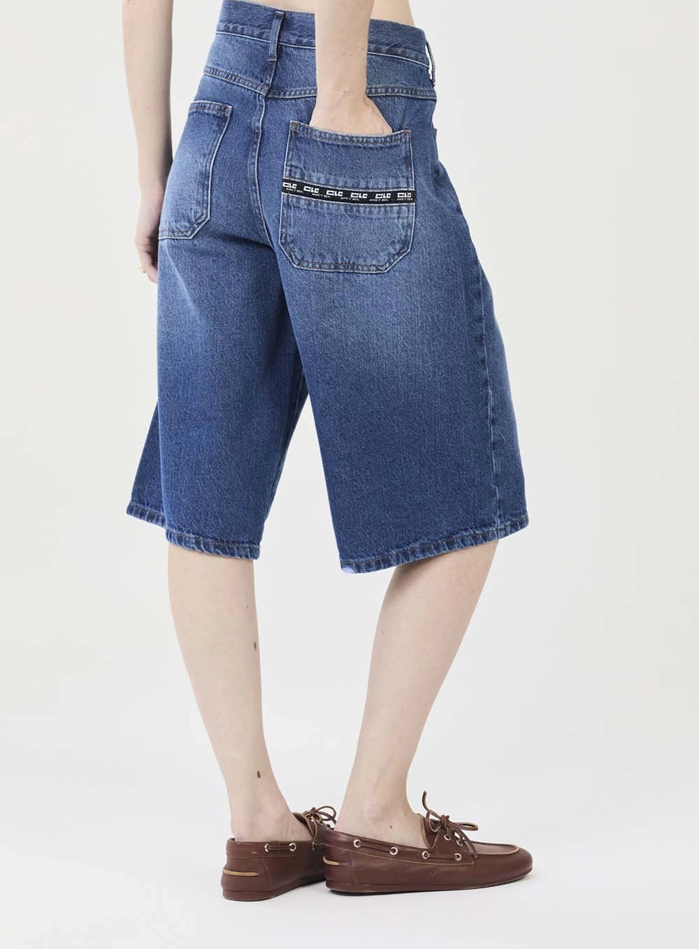 Bermuda Jeans Baggy Com Detalhe Logo Bolso Costas Índigo 3