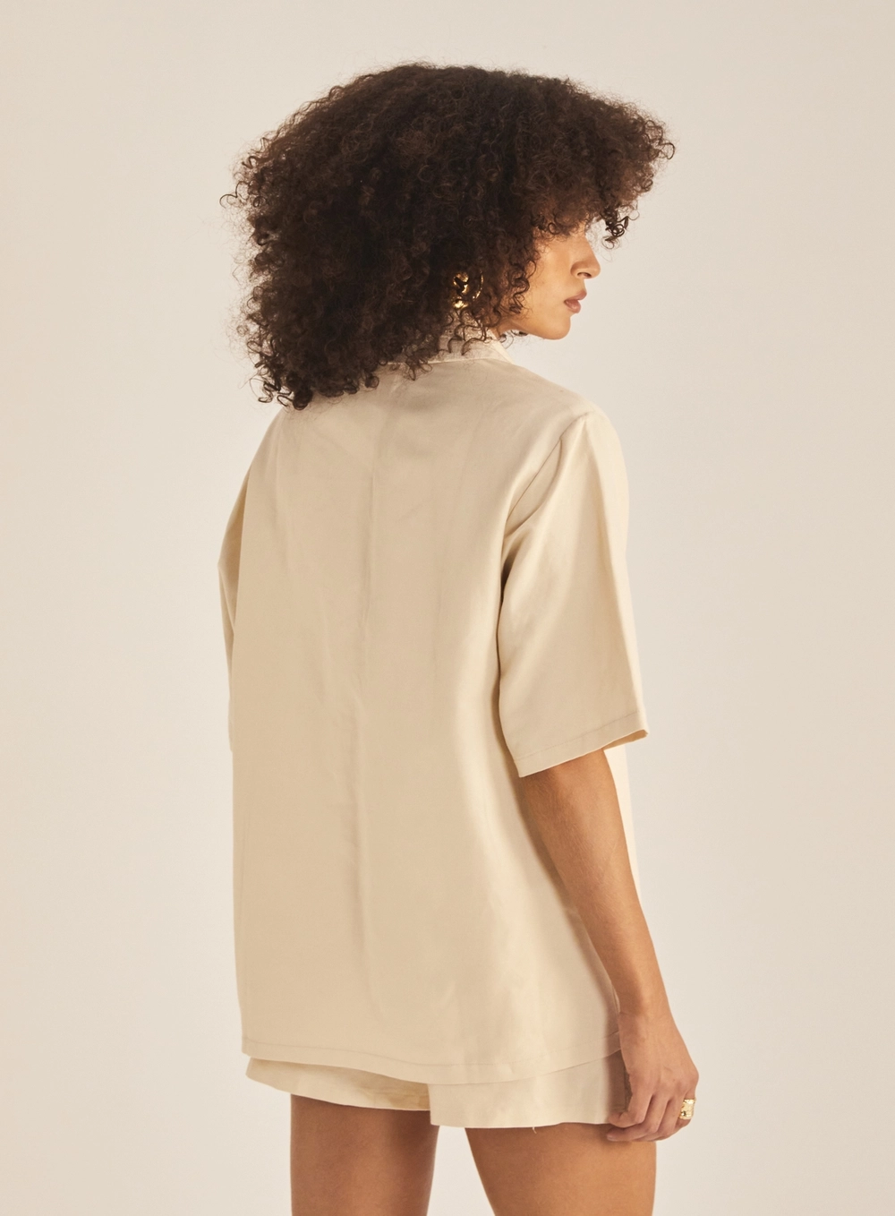 Camisa Feminina Comfort Linho Com Bolsos Bege 4