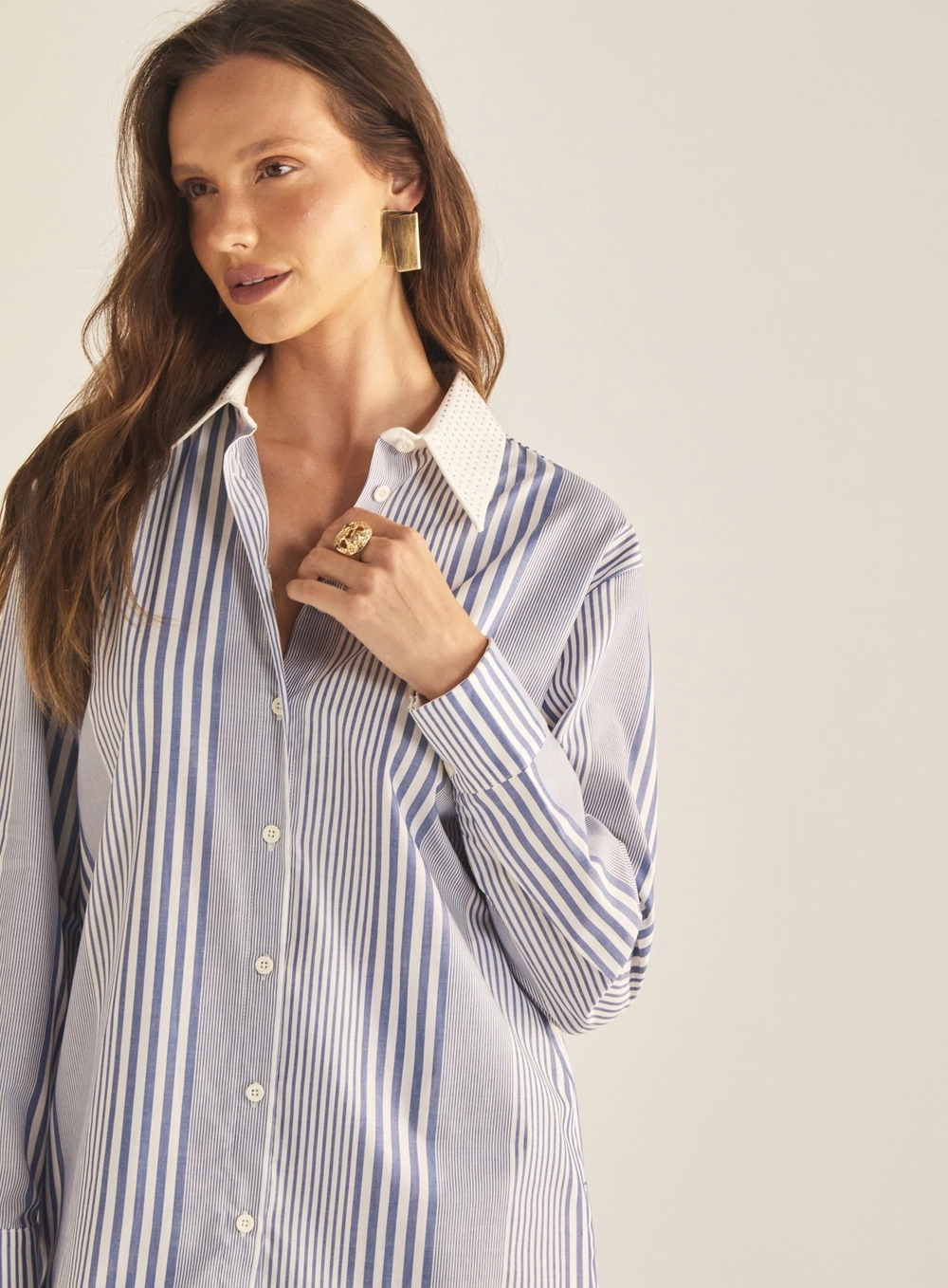 Camisa Feminina Comfort Listrada Com Aplicação Estampados 3