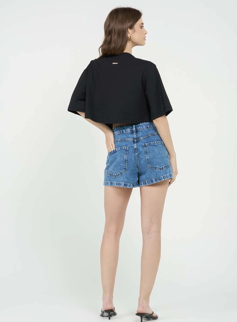 Short Jeans Feminino Regular Alta Com Aplicação Índigo 4