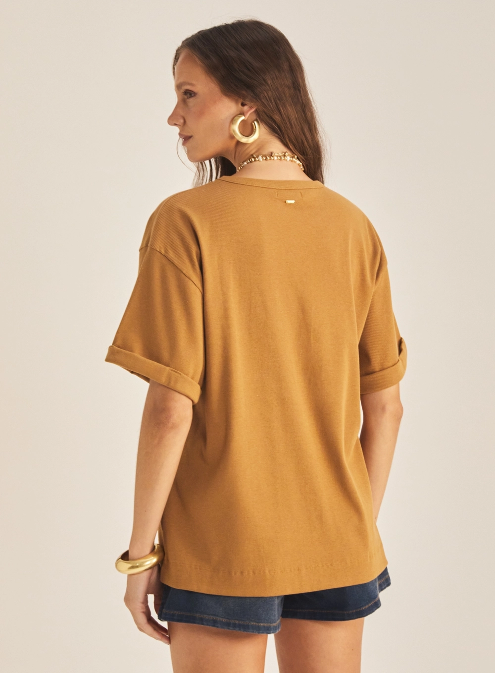 Camiseta Feminina Oversized Manga Dobrada Marrom Evermore 4