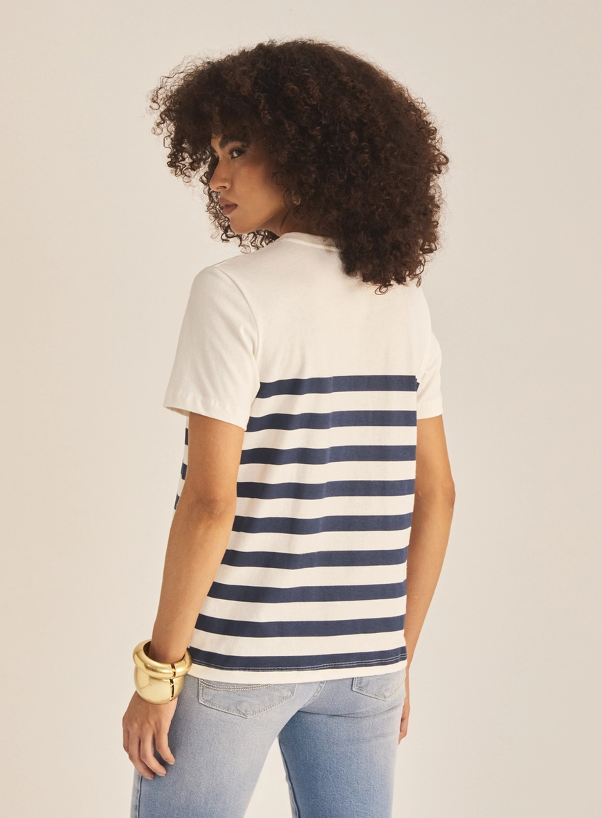 Camiseta Feminina Comfort Listrada Com Aplicação Off Shell 4