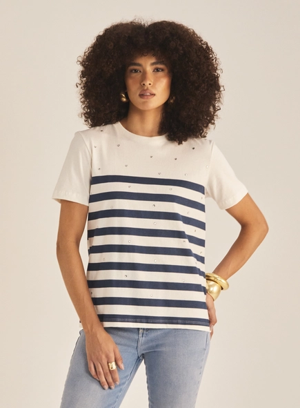Camiseta Feminina Comfort Listrada Com Aplicação