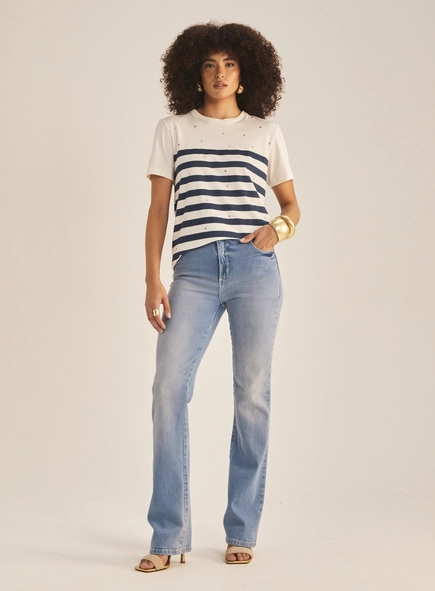 Camiseta Feminina Comfort Listrada Com Aplicação